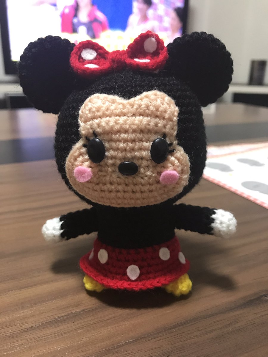Saki Di Twitter つながるあみぐるみミニーちゃんできました O O 今の棚じゃあ手が繋げなくなってしまって 左下にポツン ミッキーさん早く届いてww