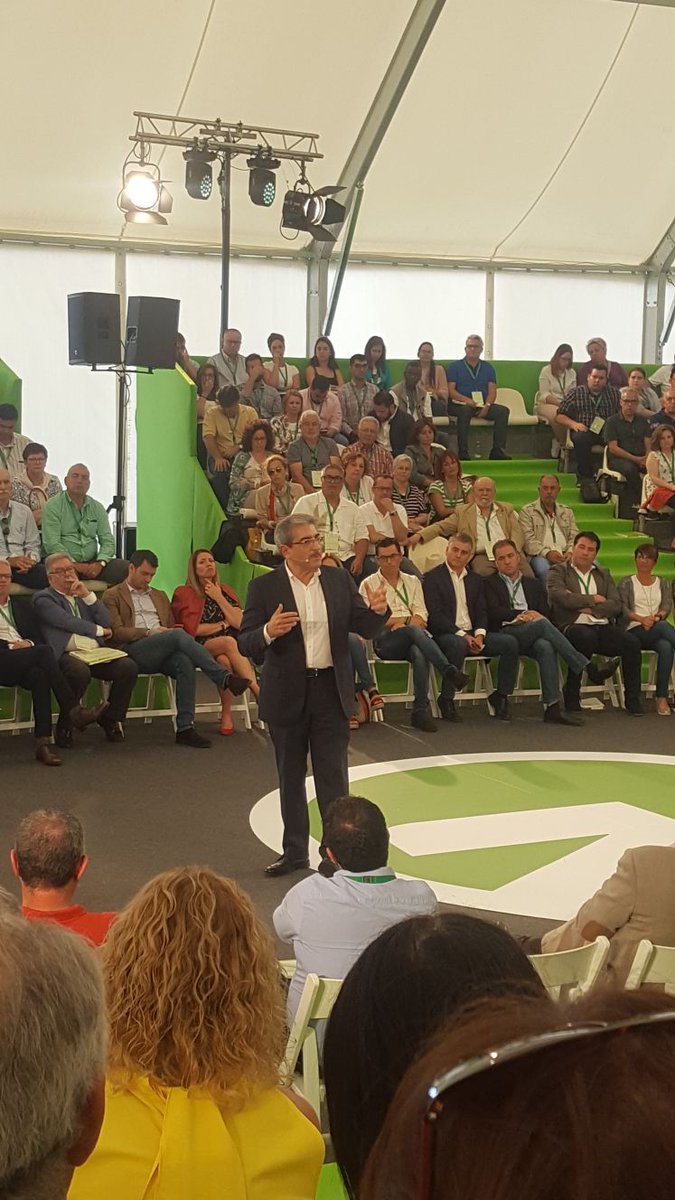 NuevaCanariasBC's tweet photo. [#CongresoNacionalNC] @RomanRodWeb: "Es difícil dedicarse a la política, pero es insustituible". Para cambiar las cosas. #RománPresidente https://t.co/TLQxXxvnLu