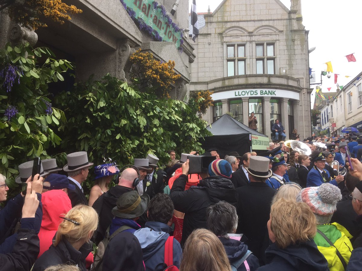 Jam_First's tweet photo. @MattAllenUK @BBCCornwall @BBCDonnaB This is a great action shot @MattAllenUK @BBCCornwall @BBCDonnaB. #MidDayDance. Keep the great coverage coming! #FloraDay17 #HelstonFloraDay https://t.co/gF7A5ieCyl