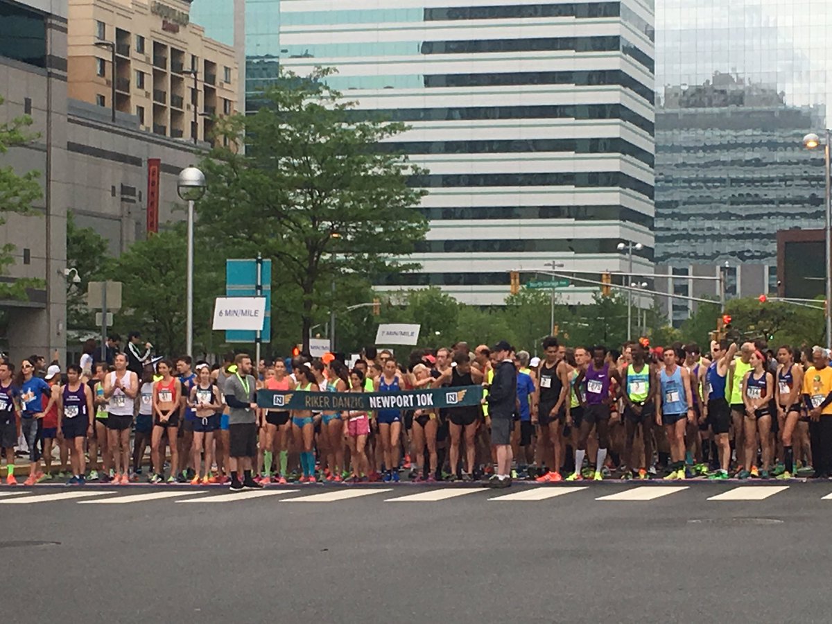 Start of Newport 10k ! Go <a href="/Craig_Lutz/">Craig Lutz</a> <a href="/NAZ_Elite/">HOKA NAZ Elite</a> <a href="/ntraynor12/">Nicol Traynor</a> <a href="/AshleyHigz/">Ashley Higginson</a> @HOKAONEONE #jersey #newport10k