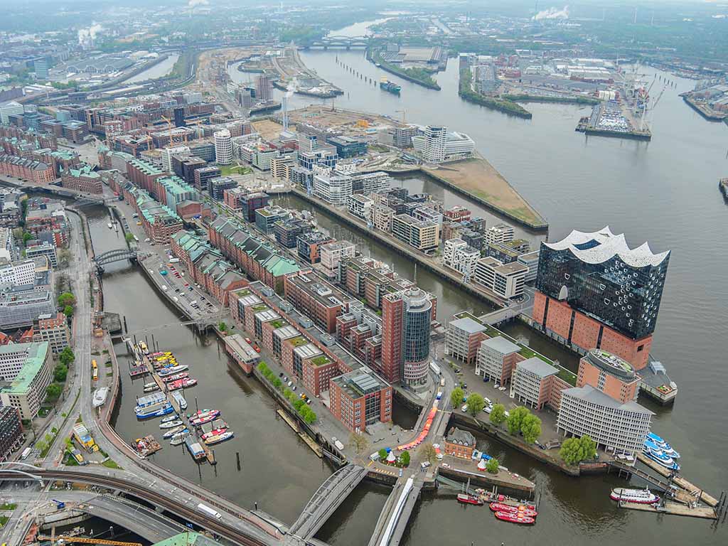 hamburg_de's tweet photo. #Hamburg von oben, unterwegs im Luftschiff. So schön ist die Hansestadt aus der Vogelperspektive https://t.co/VoEgxTCyUP #Hafengeburtstag https://t.co/AfmsmIzDv8