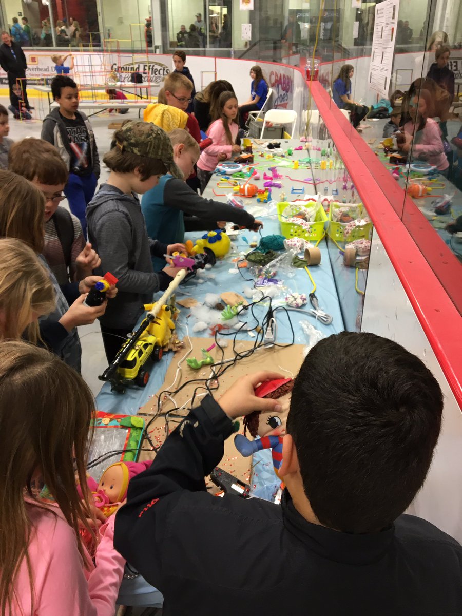 jimmerbeyer's tweet photo. What an amazing day yesterday for new experiences for 1200 grade 3-6 @BGCDSB students at #STEAMFaire2017 https://t.co/emOZkoMJJd