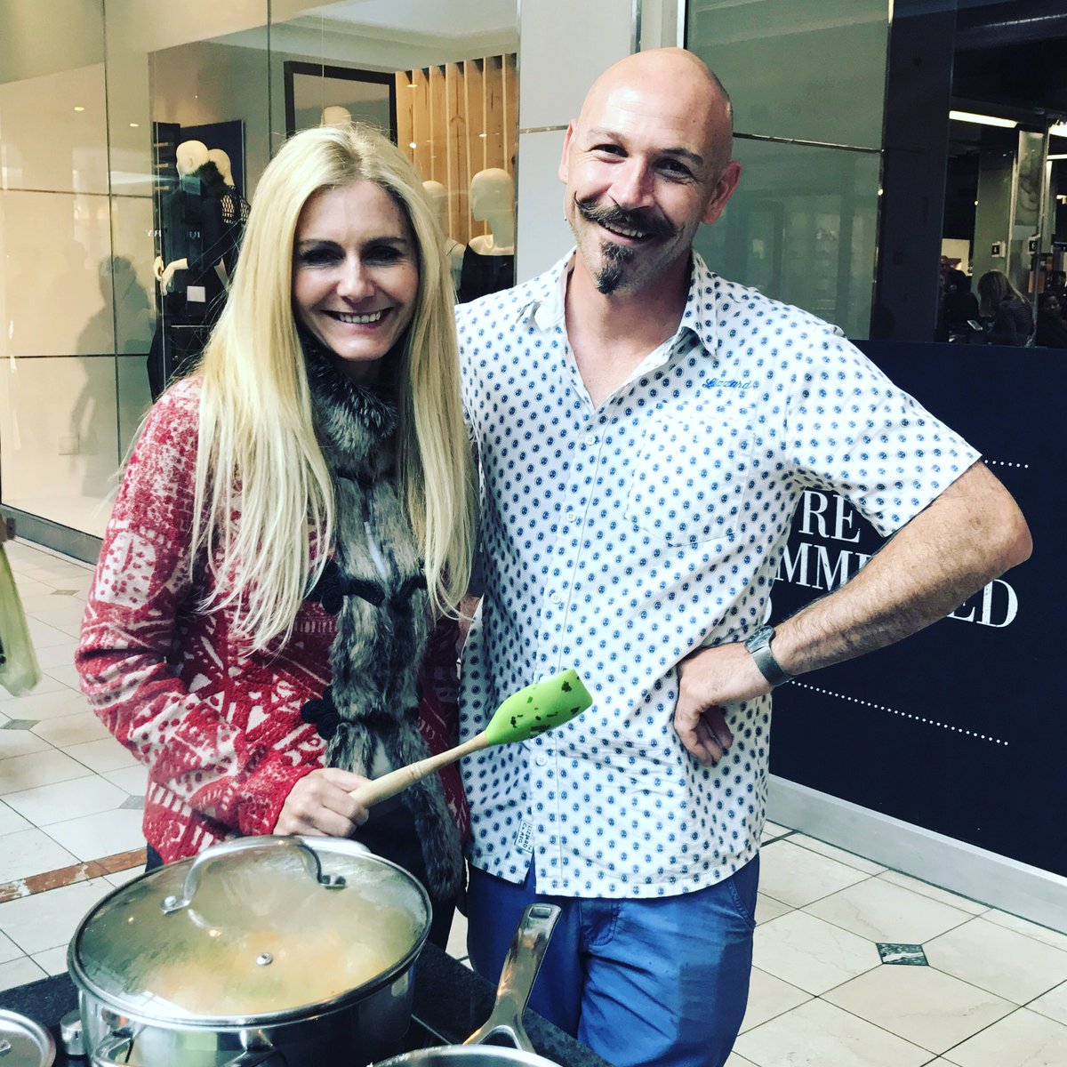 giselewaymes's tweet photo. #selfie #chefinmotion with @ubiquitouschimp @HPCHydePark abour to start cooking again. This time we have our shoes on @longevitymag https://t.co/VJUSTat38N