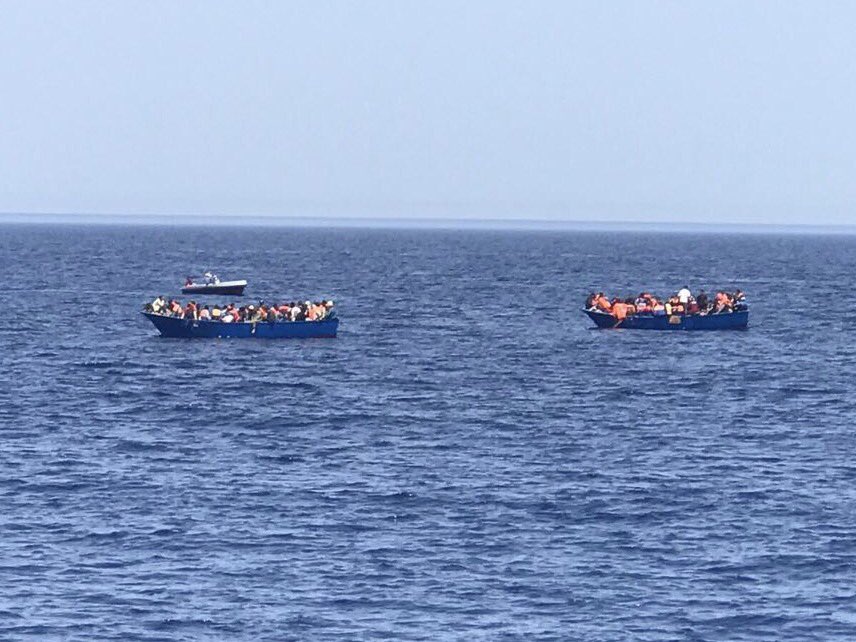 Día duro para <a href="/openarms_fund/">Open Arms</a> más de 1600 personas a la deriva ahora, sobrepasados! hoy <a href="/Frontex/">Frontex</a> tendrá que trabajar más y desacreditar menos