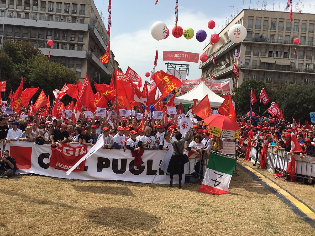cgilnazionale's tweet photo. Il flash mob di @udu_sind e @Rete_Studenti per diritti e lavoro. Ma noi lo sappiamo, un'altra Italia #siPuo 👉 Vietato rassegnarsi https://t.co/BmDUuwIYEL