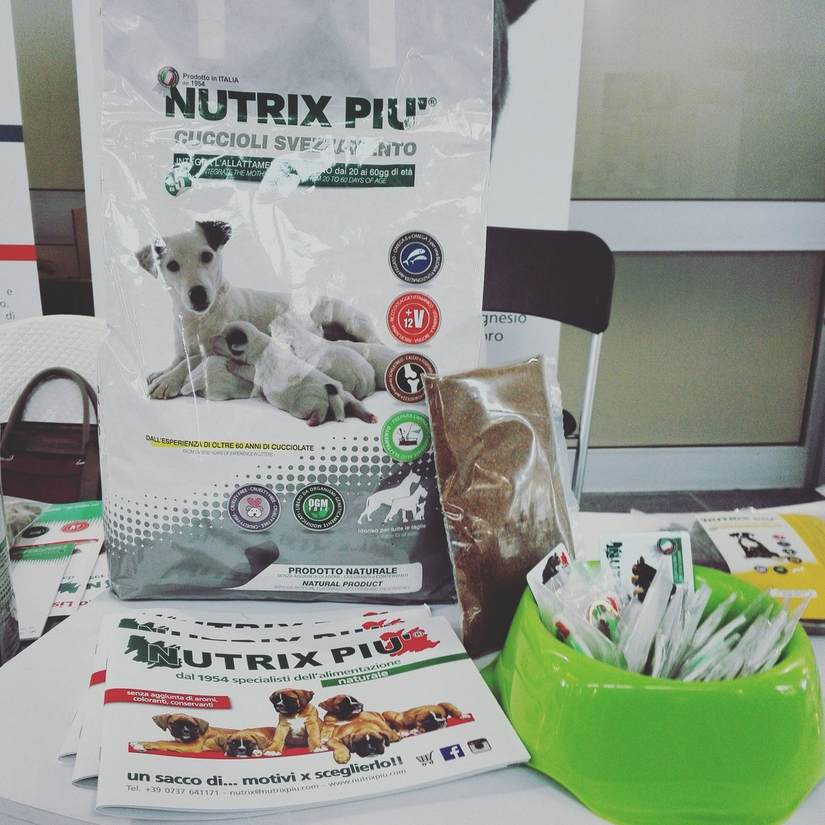 NutrixPiu's tweet photo. Oggi presentiamo il nostro unico CUCCIOLI SVEZZAMENTO ai #veterinari presenti #congresso #aivpa #Piacenza #naturalpetfood #nutrixpiùstaff https://t.co/hO2rCXn30O