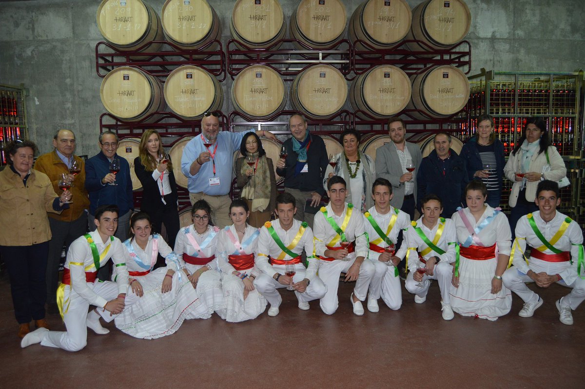 TurismoCigales's tweet photo. Catadores del @CMB_Valladolid visitan la  @BodegaHiriart donde cantaron sus #vinos y disfrutaron del folklore local https://t.co/Uaqo6RzKQB