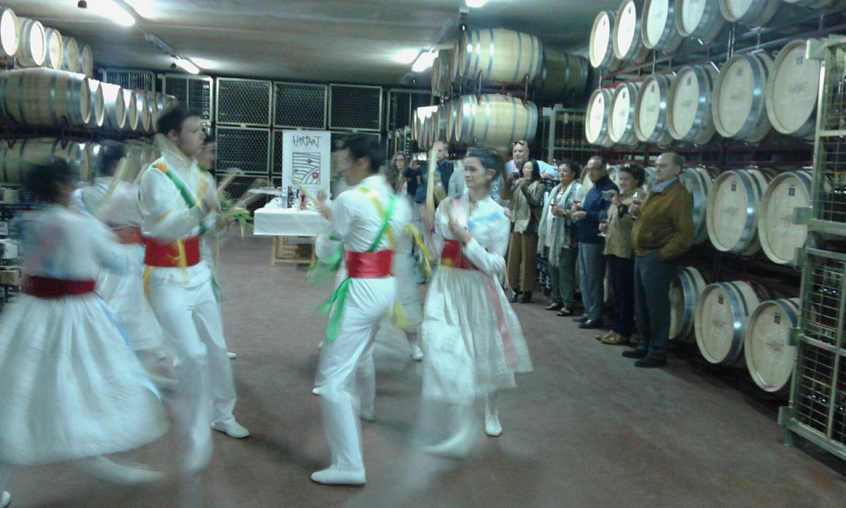 RutaVinoCigales's tweet photo. Paloteos a compañantes en @BodegaHiriart, tradicion, calidad y cultura como nuestros vinos @DOCigales  #cmb2017vll #VLLSabeAVino https://t.co/xNZrpLafVo