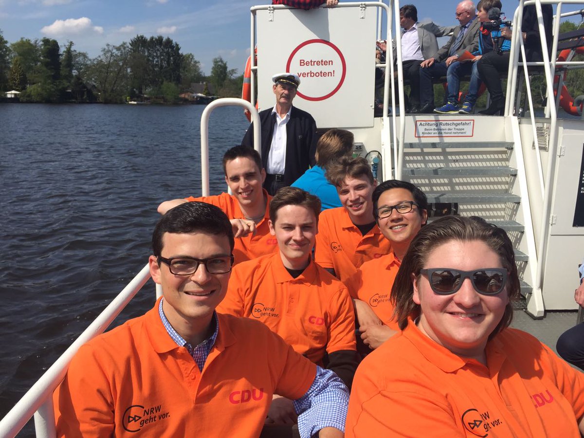 JUAachen's tweet photo. Wieder in NRW mit @ArminLaschet: Erst #Aachen, dann Schwalmtal auf Hariksee, bei Pfeiffer + JU-Grillen in #Willich #NRWgehtvor #ltwnrw17 https://t.co/5V9HIe345l