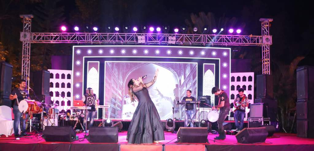 priyankavaidyas's tweet photo. Confidence is what matters for a performer.On stage u have to b very confident to make a show hit one.
#GigDiaries #Silvasa #PreWeddingEvent https://t.co/i1Oi8ceWCE