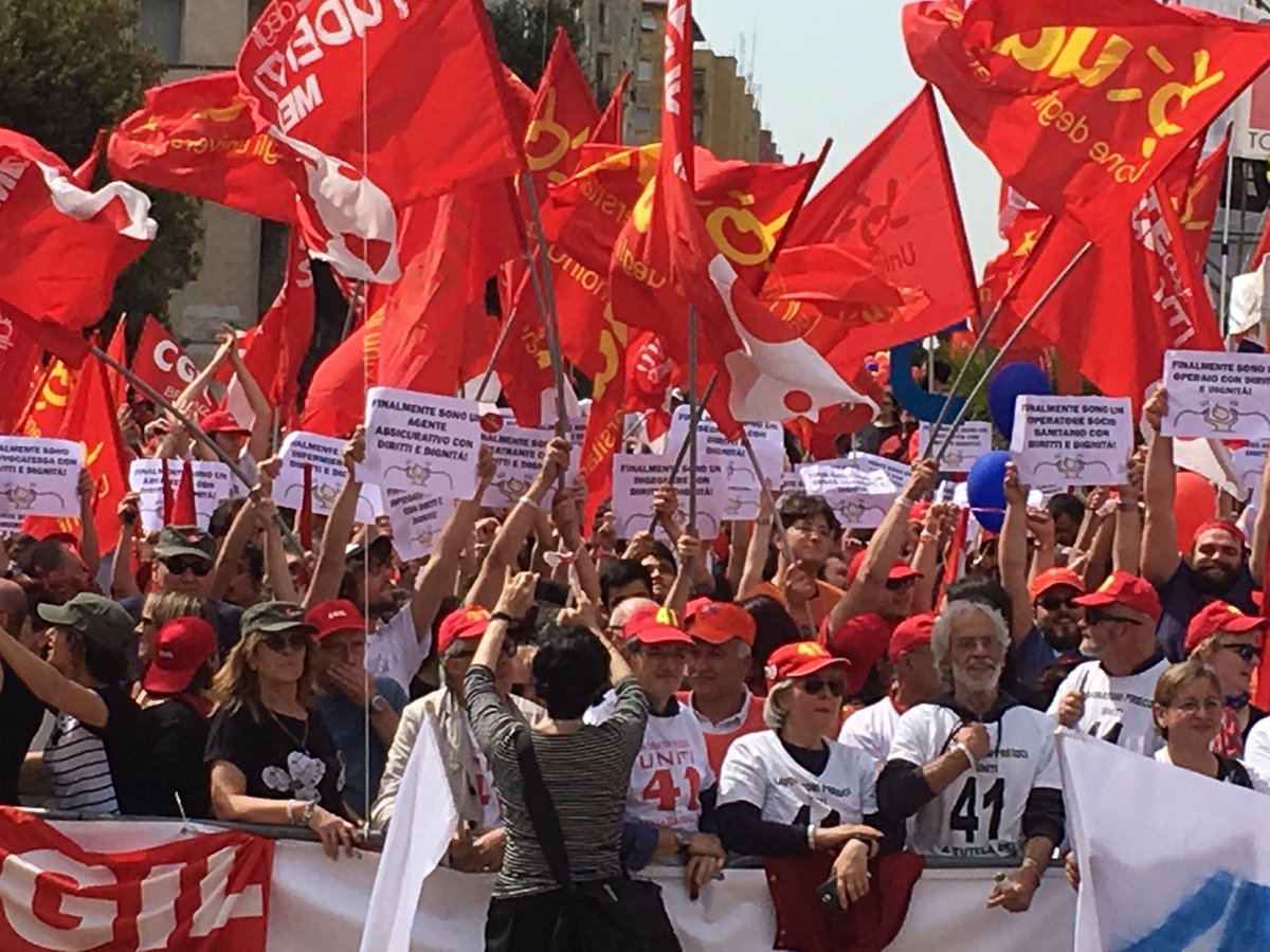 GiammarcoManfr1's tweet photo. Il nostro flash @Rete_Studenti e @udu_sind per diritti e lavoro. #scatenati dalla precarietà #vogliamodiritti #Sipuò #SfidaxiDiritti https://t.co/NAtln0C0jf