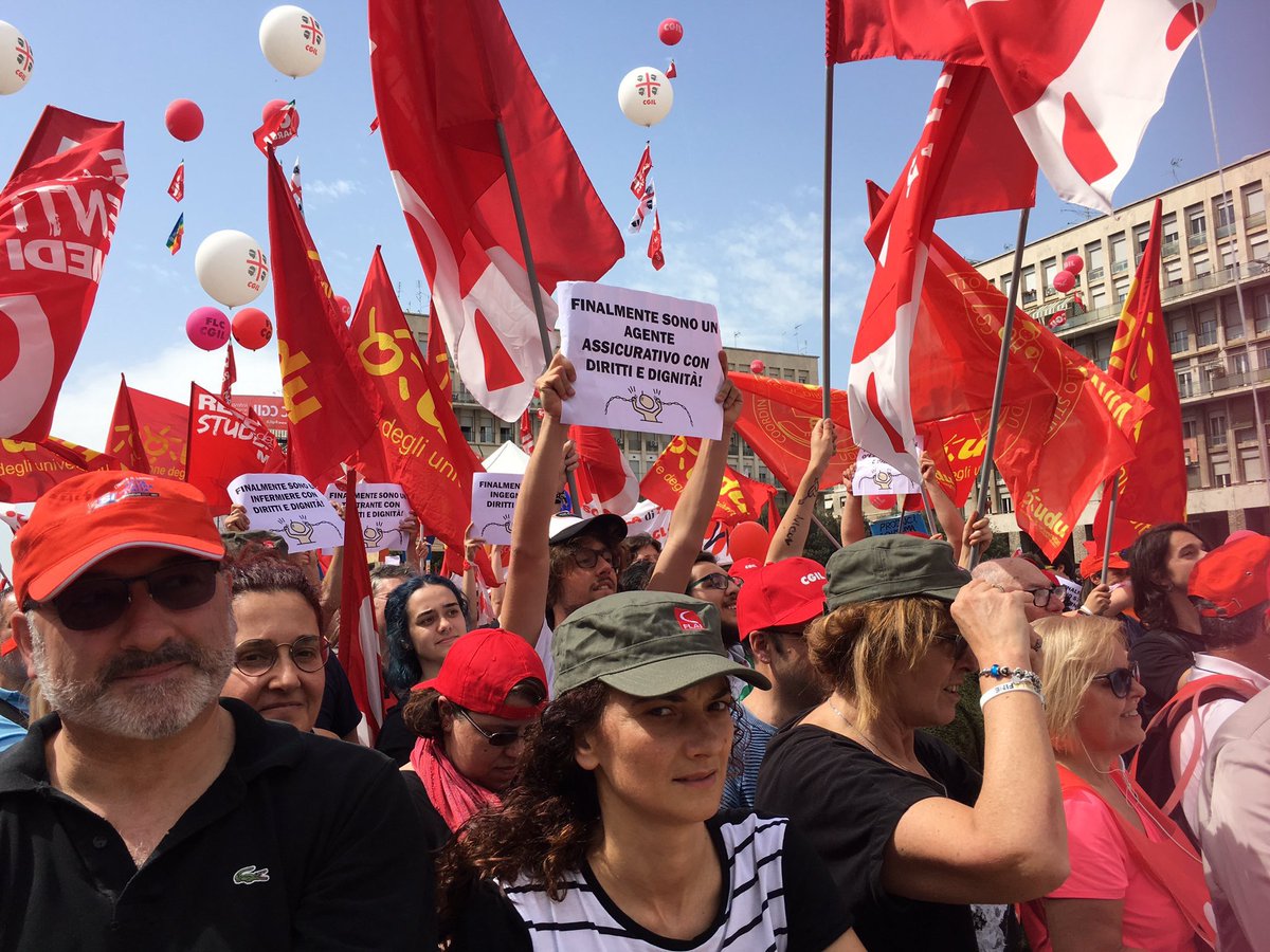 GiammarcoManfr1's tweet photo. Il nostro flash @Rete_Studenti e @udu_sind per diritti e lavoro. #scatenati dalla precarietà #vogliamodiritti #Sipuò #SfidaxiDiritti https://t.co/NAtln0C0jf