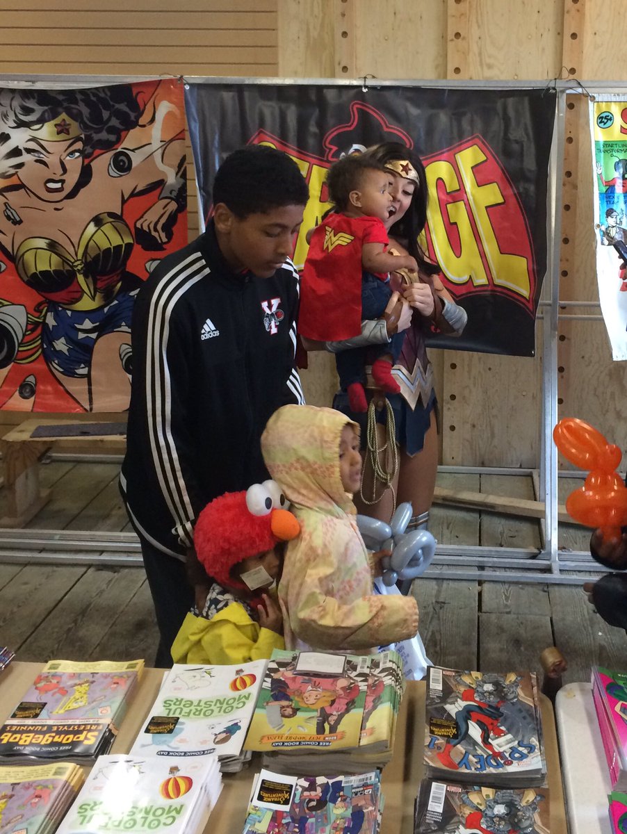 strangeadventrz's tweet photo. Wonder Woman found a wonder baby at #FREECOMICBOOKDAY #DCFCBD https://t.co/tYAIYVp6Db