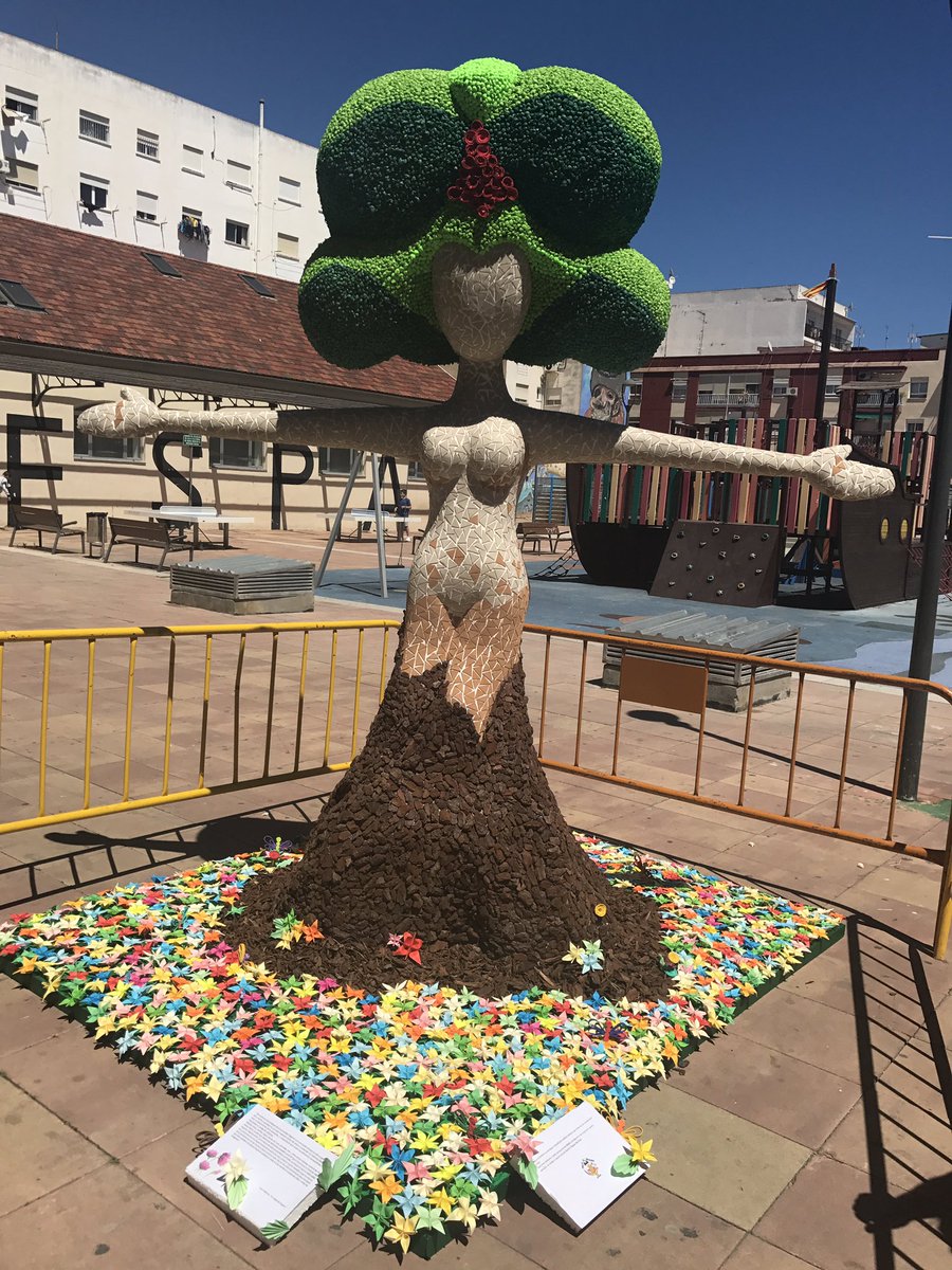 ElSequer's tweet image. En nuestra Cruz de Mayo número 26 hemos querido hacer un homenaje a todas las mujeres. 
#SQ18 #CruzDeMayo #HomenajeALaMujer 🌸🌺🚺💘