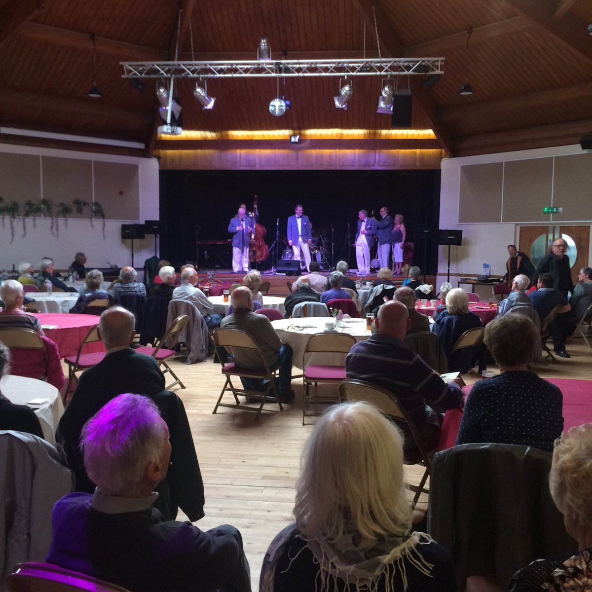 Rosie Val &amp; the Cambridge Jazz Company doing their wonderful thing! Next up we have the Anglia All Stars -including Bob Kerr himself! 🎺🌟