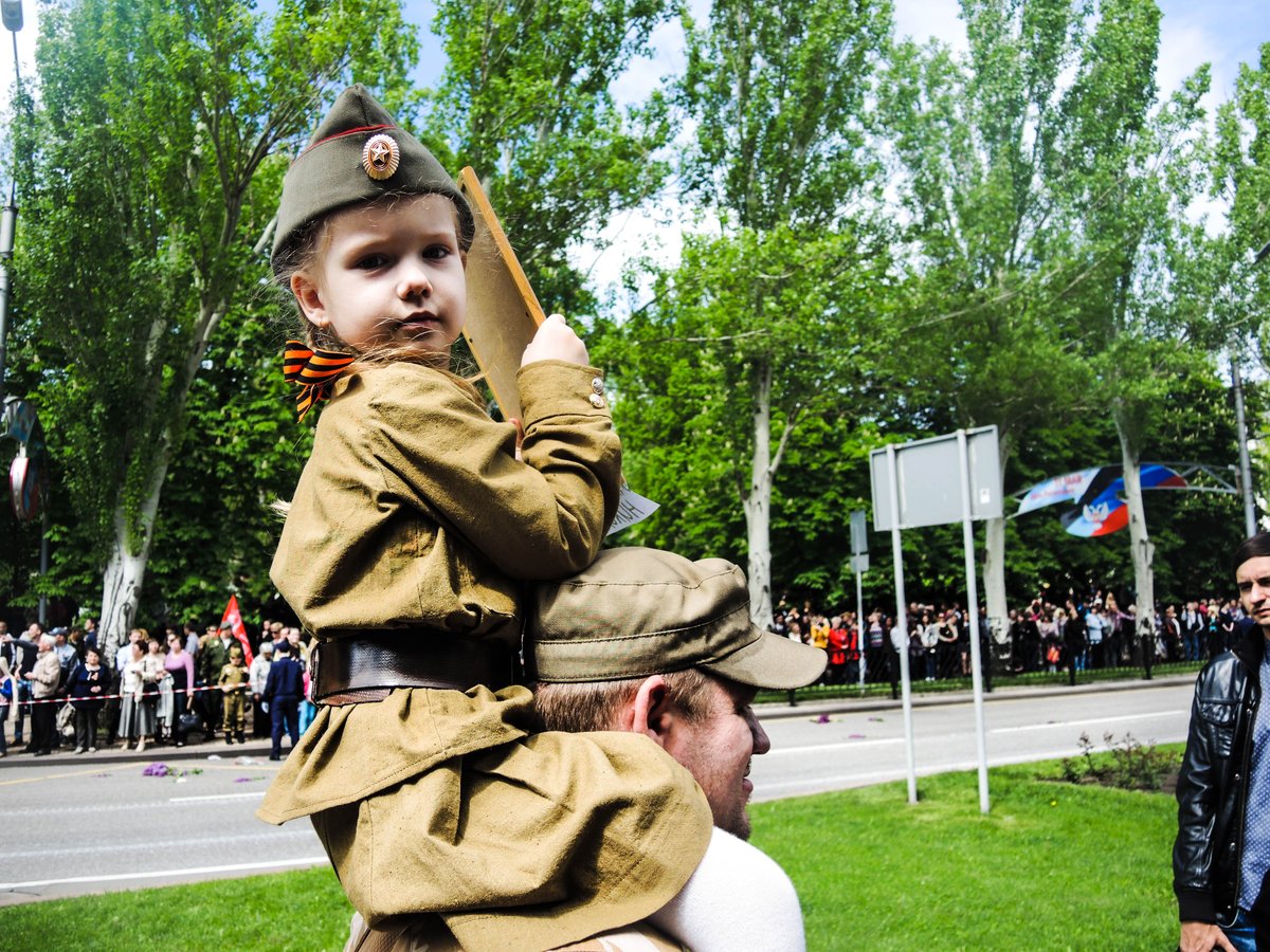 Военная форма для детей на 9 мая. Дети в военной форме. Малыш в военной форме. Украинские дети в военной форме. День Победы для детей.