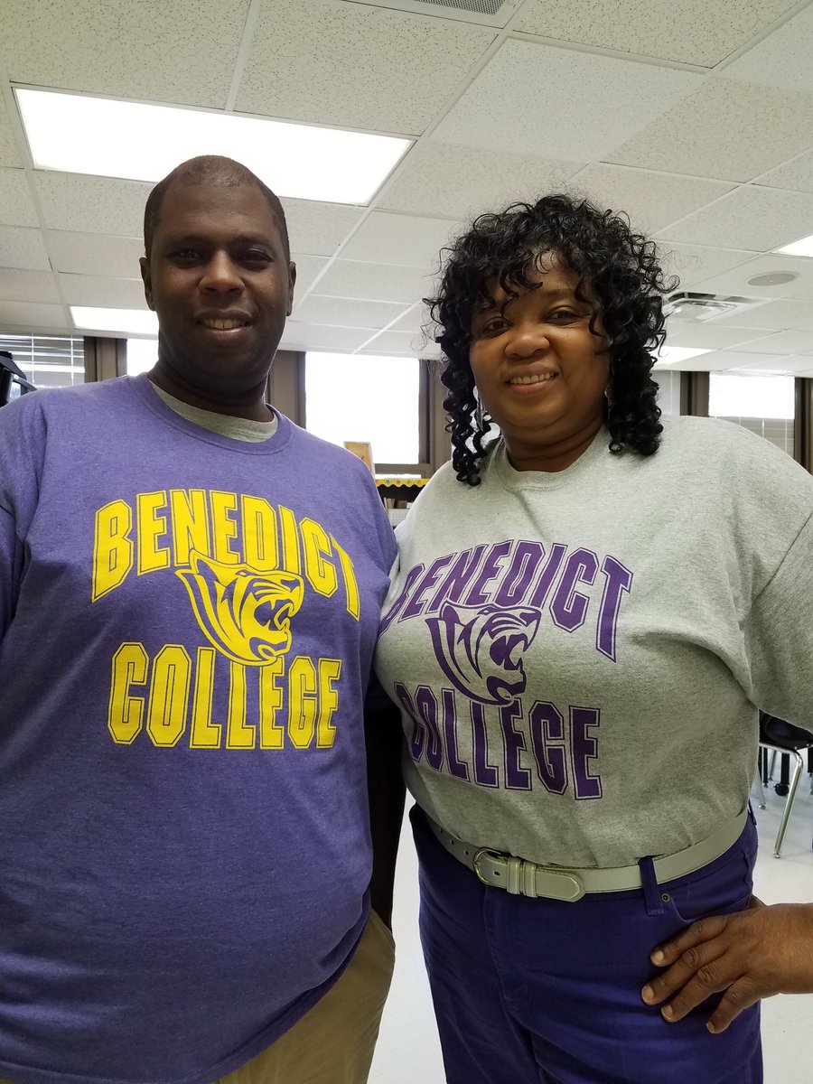 angwilliams52's tweet photo. College Day gear. https://t.co/B86G6ykZtr