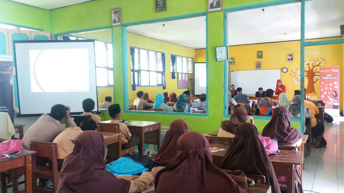 mulyakah's tweet photo. Telkomers Back to School "Yuk Belajar dan Membangun Negeri" di SMPN SUkaraja @TelkomTA6A6 #livingthetelkomway, @telkomersbacktoschool https://t.co/0QpwavVuot