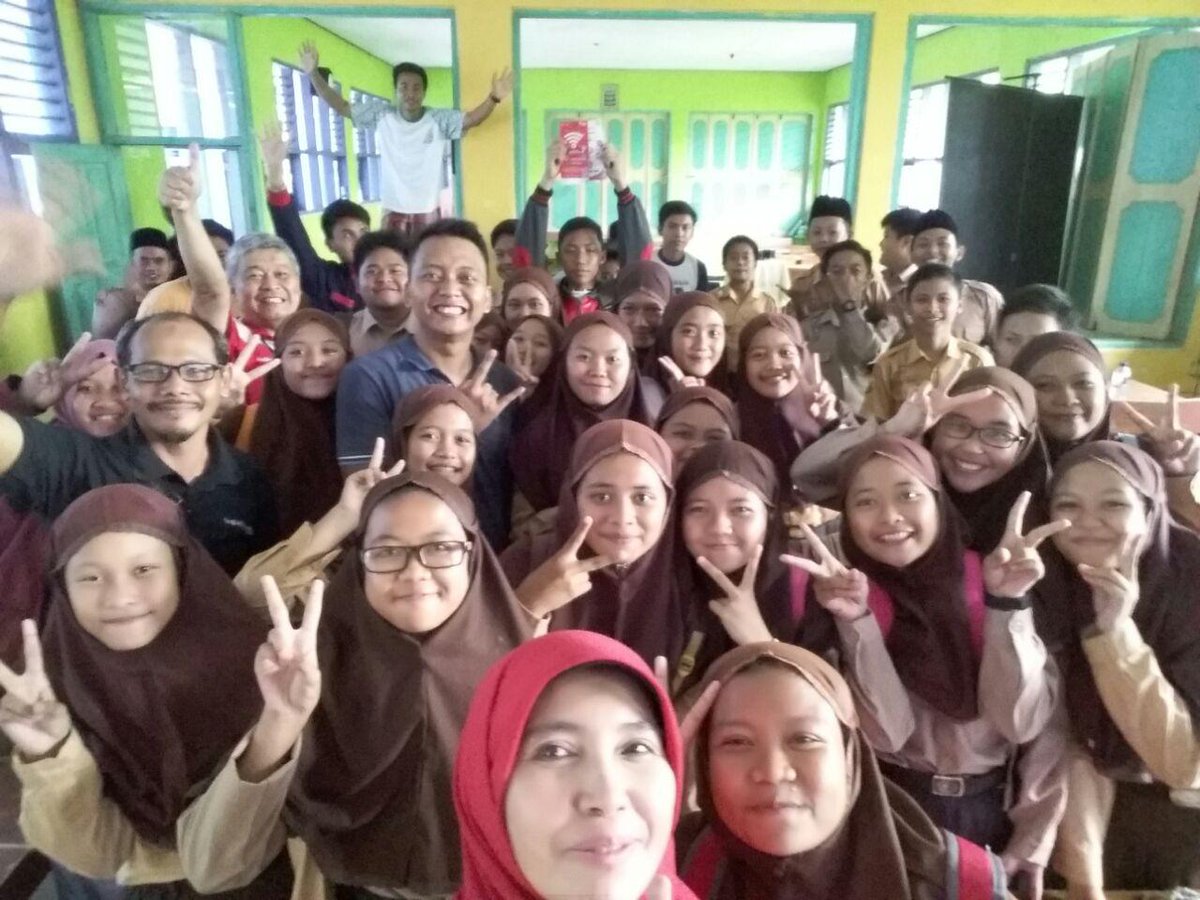 mulyakah's tweet photo. Telkomers Back to School "Yuk Belajar dan Membangun Negeri" di SMPN SUkaraja @TelkomTA6A6 #livingthetelkomway, @telkomersbacktoschool https://t.co/0QpwavVuot