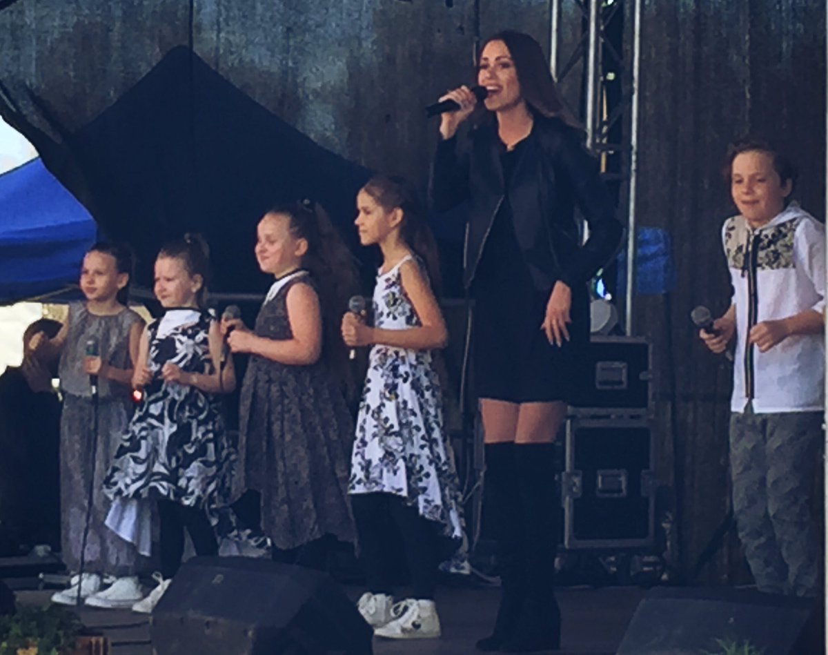 GuntarsRacs's tweet photo. Paldies @KatrinaBindere @aijaandrejeva @nrutulis @Antra_Stafecka K. Markševics un Dzeguzīte #KurDzīvoLaime ? Tur, kur labi draugi! https://t.co/4331X3AQxw