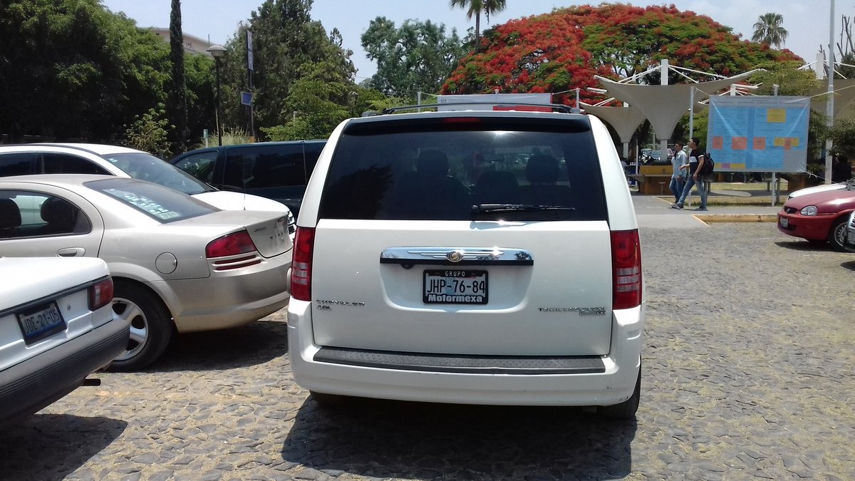 TorresGui1's tweet photo. #RuthPadillaMX Gandallas en Cucei,15 min esperé a que la irresponsable se dignara a mover su auto. https://t.co/h8ulVnMM6T