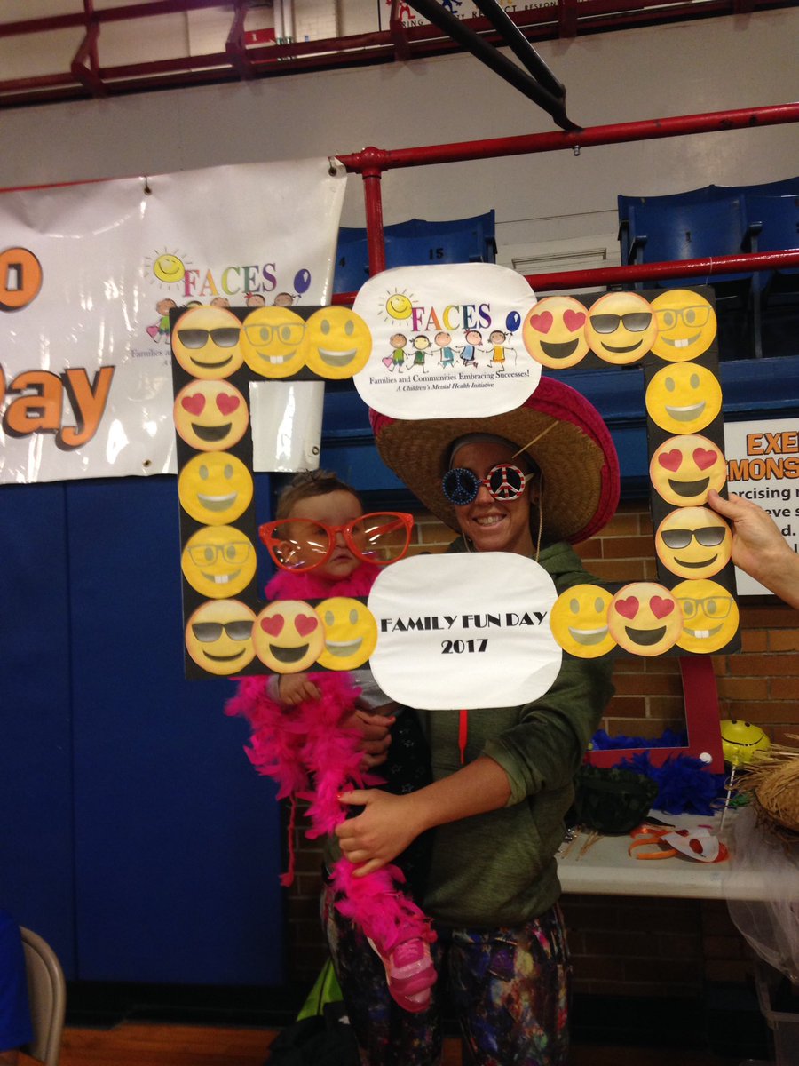 faces_soc's tweet photo. Selfie station fun #ffd17 https://t.co/U3xr0a1Qli