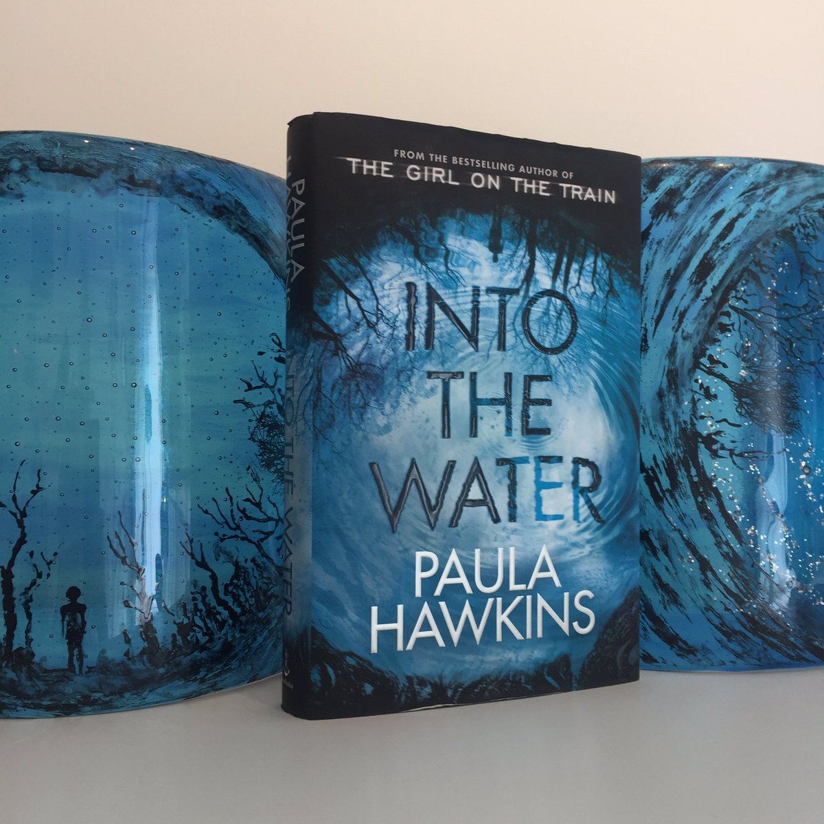 Gorgeous artwork created  by <a href="/FiredWorksGlass/">Fired Works</a> for UK Publication of <a href="/PaulaHWrites/">Paula</a> #IntoTheWater - displayed in window <a href="/WaterstonesPicc/">Waterstones Piccadilly, London</a> 💙💦📚