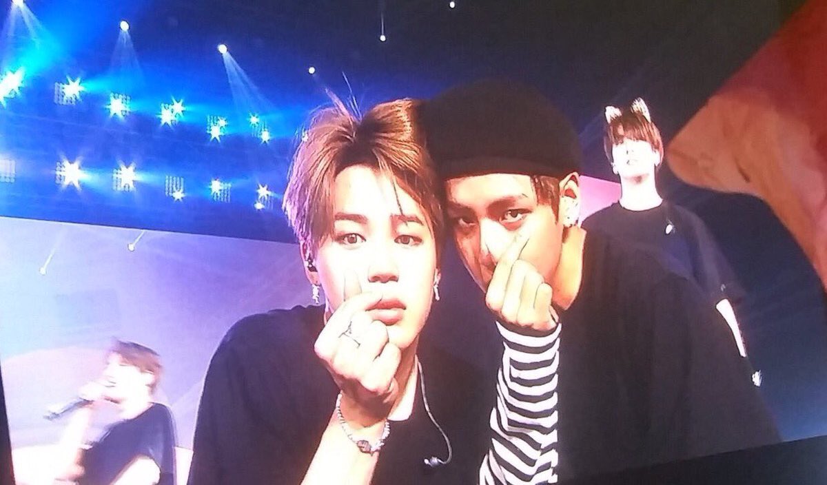 vminpics's tweet photo. this is cute https://t.co/m1aVYBJjs7