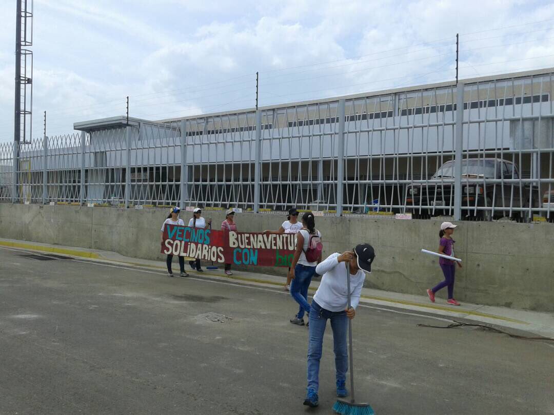caraboboreporta's tweet photo. Comunidades de Los Cerritos, Roraima y Buenaventura de Paraparal realizan limpieza ante desastre de saqueo en Bio Mercado. #LosGuayos https://t.co/v5bvVTXYxV
