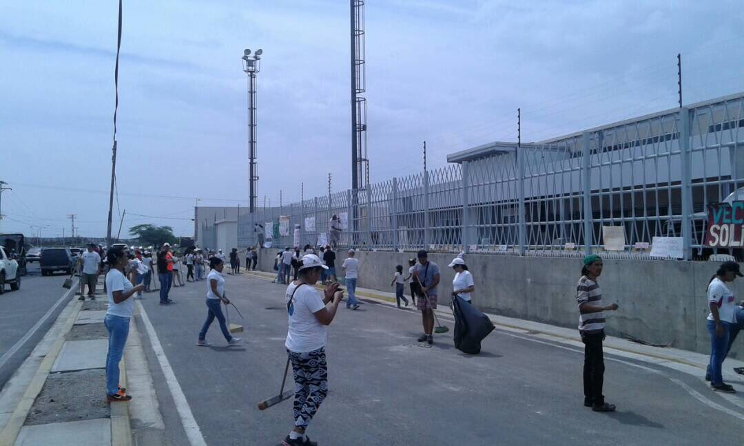 caraboboreporta's tweet photo. Comunidades de Los Cerritos, Roraima y Buenaventura de Paraparal realizan limpieza ante desastre de saqueo en Bio Mercado. #LosGuayos https://t.co/v5bvVTXYxV