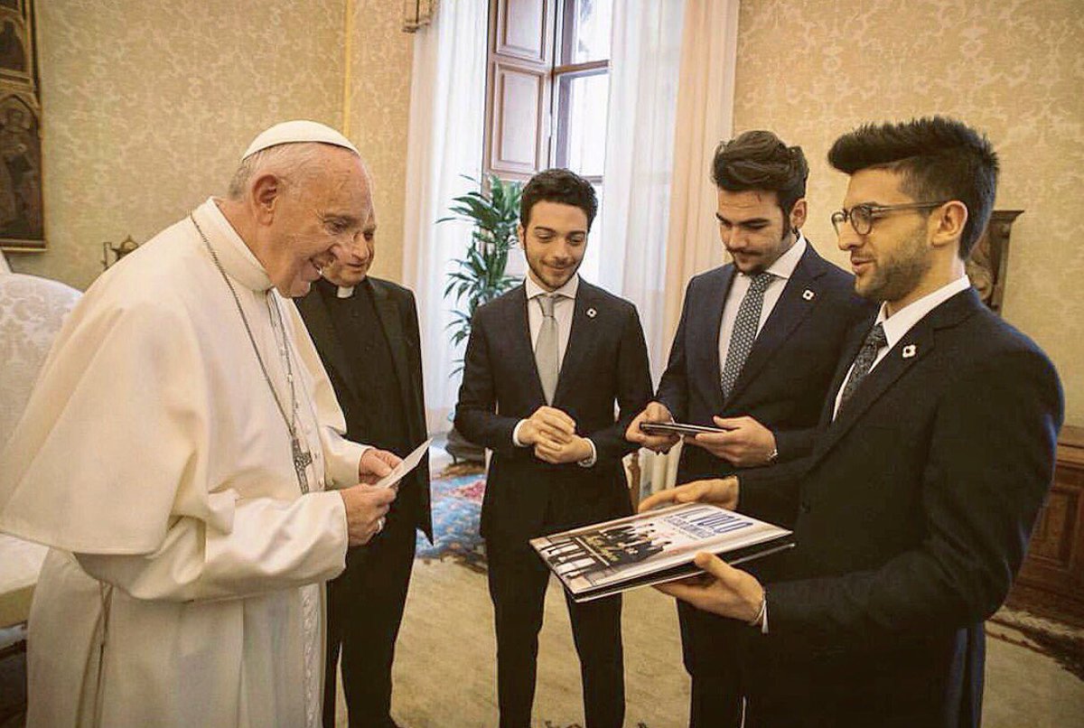 GianGinoble's tweet photo. Un'emozione unica e un grande onore incontrare oggi sua Santità Papa Francesco. #papafrancesco #popefrancis #ilvolo @Pontifex https://t.co/0o7F8kkdxI