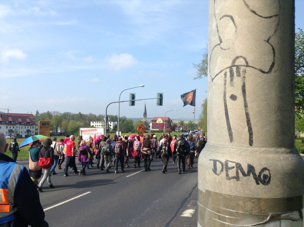 KleinAhornblatt's tweet photo. Nette Demo ist auf dem zum Startpunkt, bei bestem Wetter und schrägen Laternen :) #lfd0605 #naziwatchgoe https://t.co/wOarWn5Xfp