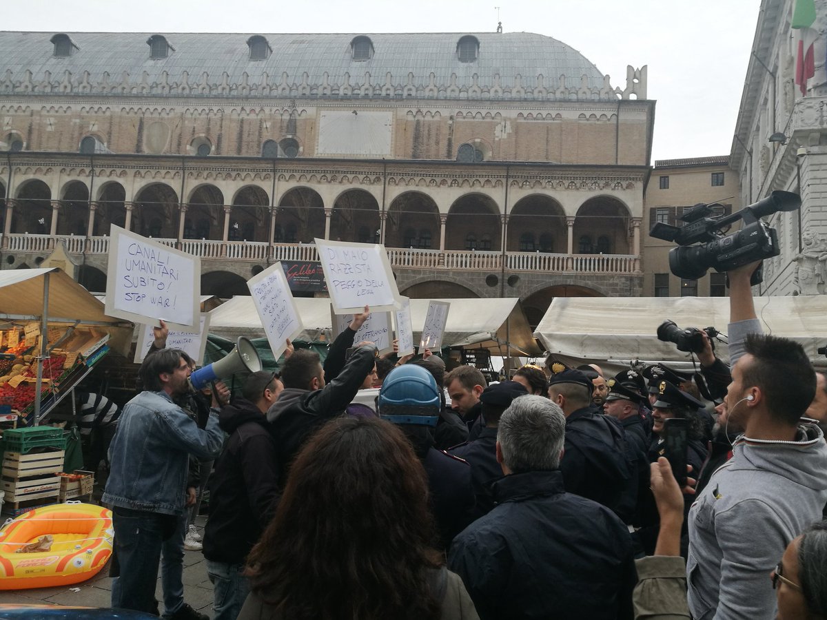 global_project's tweet photo. #Padova tafferugli in piazza contestato Di Maio per le dichiarazioni razziste attivisti del @CSOPedro chiedono canali umanitari subito https://t.co/mICiUNfhJF