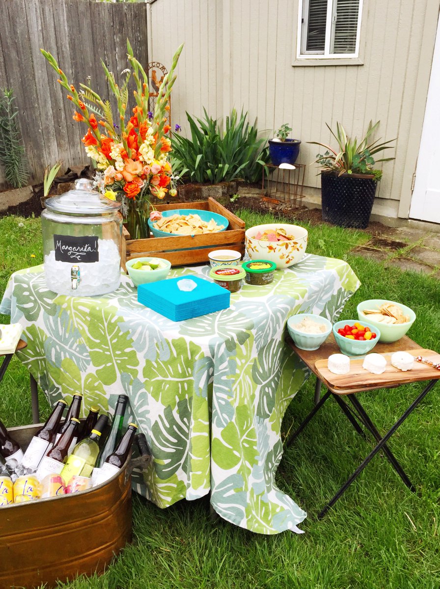 hellokatiemax's tweet photo. Have a snack 🥑🥒🥗 and a drink 🍷 🍻 🍹 #party #tabledecor #snackspread #margarita #cincodemayo #birthdayparty #happybirthday  #haveadrink #yummy https://t.co/CTeB4t4DKB