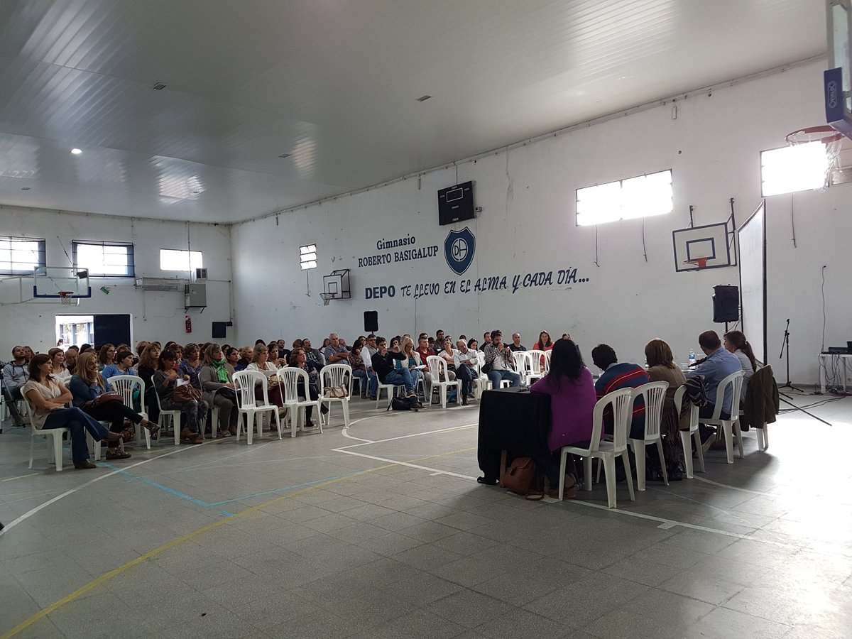 LaCuartaconCFK's tweet photo. @rociogiaccone  "Aun cuando muchos piensan que nos quejamos, nosotros seguimos trabajando desde adentro por la educación pública " https://t.co/vFrmce68aJ
