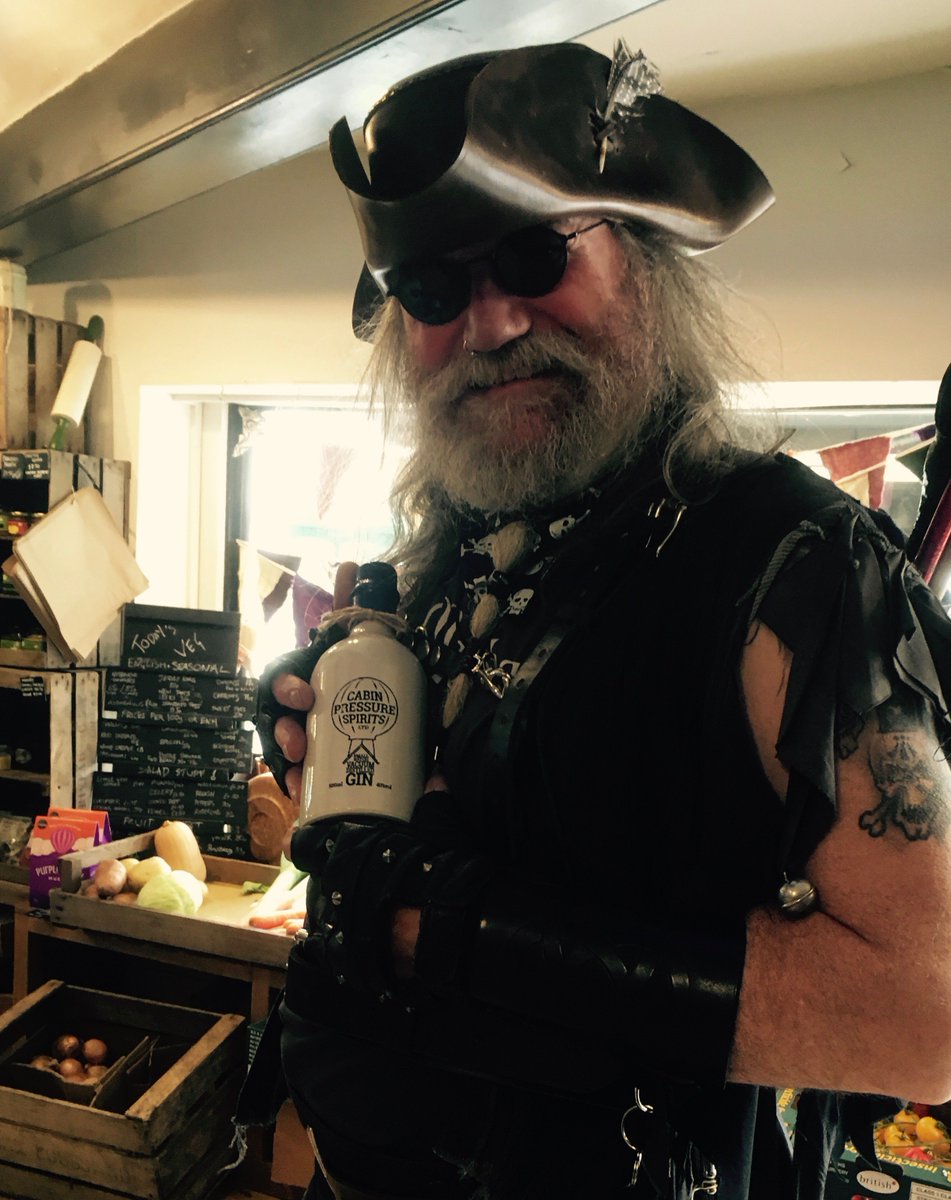 Even <a href="/Mythago_Morris/">Mythago Morris</a> LOVE our local #Horsham #Gin keep up the great work <a href="/CabinPresSpirit/">Cabin Pressure Gin</a>