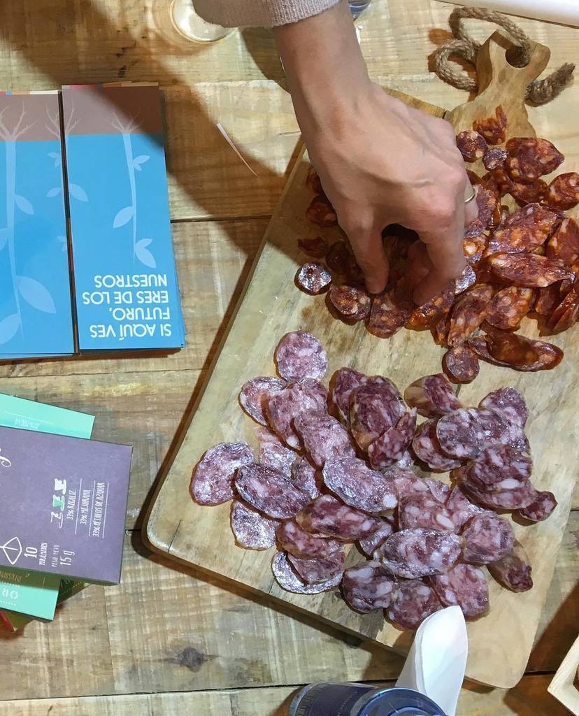 ollaviajera's tweet photo. En @mercadodelacosecha pudimos probar también los embutidos de @HortaTeodoro, elaborados con el cerdo Celta. Delic… https://t.co/75APLOFOBC https://t.co/rNSJC6er4a