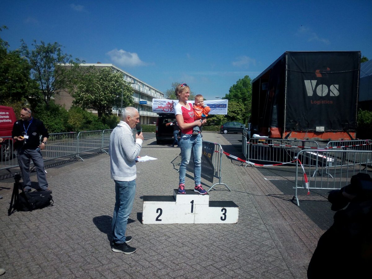 Superblij dat 't na 3 jr en als mamma ook nog steeds kan! Vleugels door de beste supporters &amp; teammaatje @LongDistanceTri op parcours ☺️