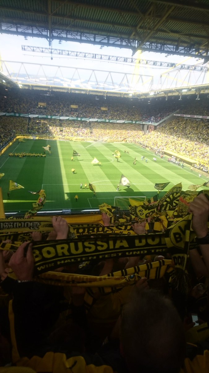 MortenKEspersen's tweet photo. Min første gang på #diegelbewand. Kan bestemt anbefales til andre, men nøj man står tæt #dorhof #bundesliga https://t.co/opmqdrYLzL