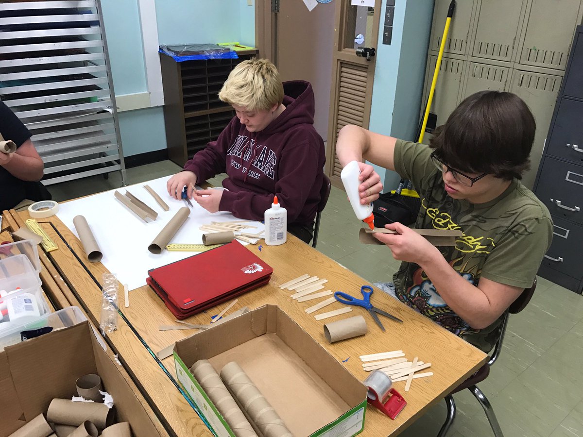 AtownCOMPASS's tweet photo. Busy with spring projects in MakerSpace!! #atowncompass #creativelearning https://t.co/pWiq877c0r
