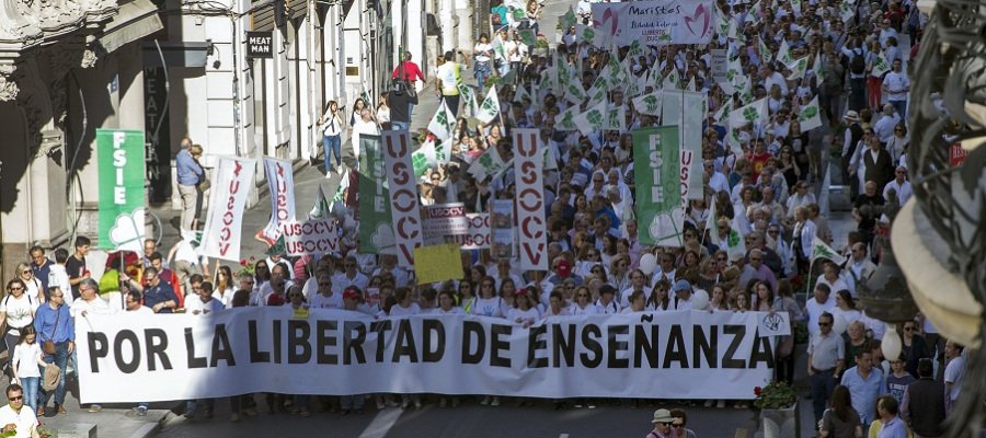 A3Noticias's tweet photo. VÍDEO ▶ Miles de personas defienden en Valencia la educación concertada https://t.co/NZJsfQLttE https://t.co/MhGrZ9WZTz
