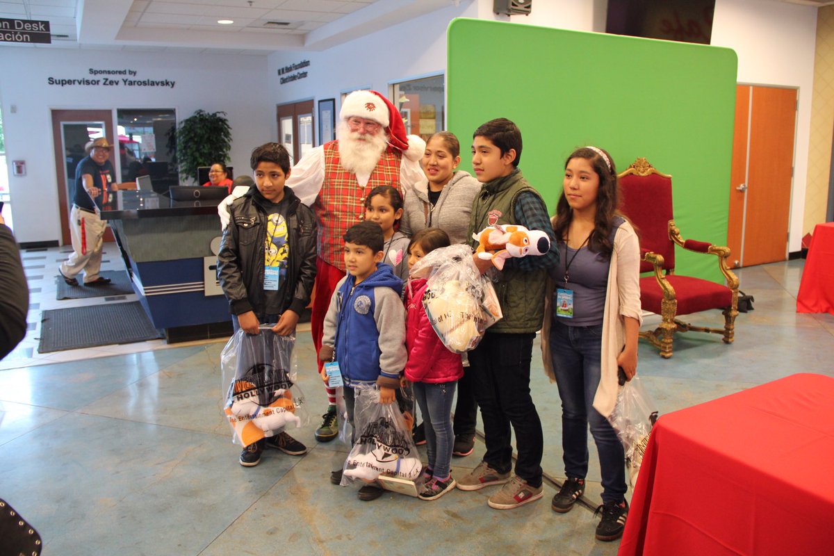 IUArchives's tweet photo. Thank you to @Unistudios and @MENDPOVERTY for putting on a wonderful event for the community! https://t.co/J8SszgcG3v