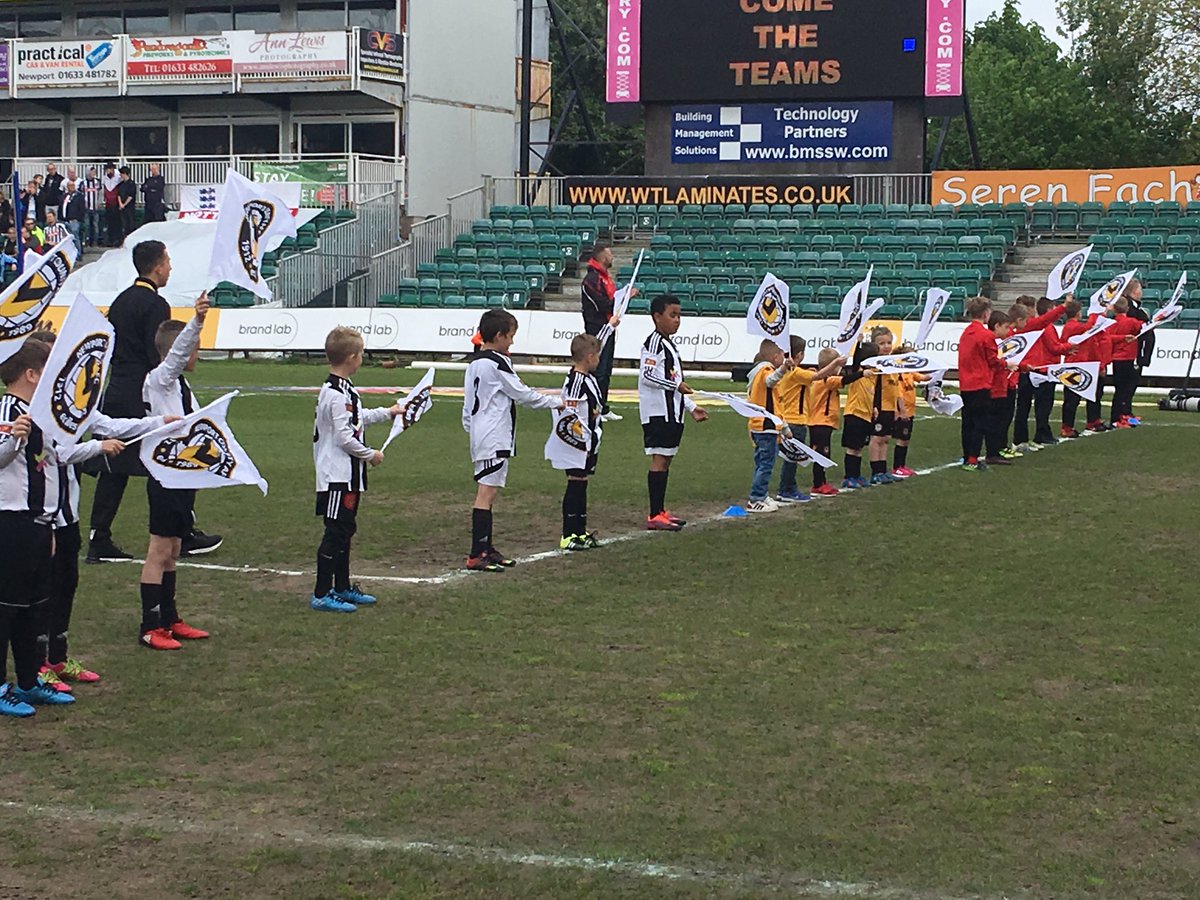 bigAlnewport's tweet photo. Congratulations @NewportCounty and a big thank you @CountyCommunity for inviting Maesglas U/9s to do the guard of honour https://t.co/GHmtoz6Qq2