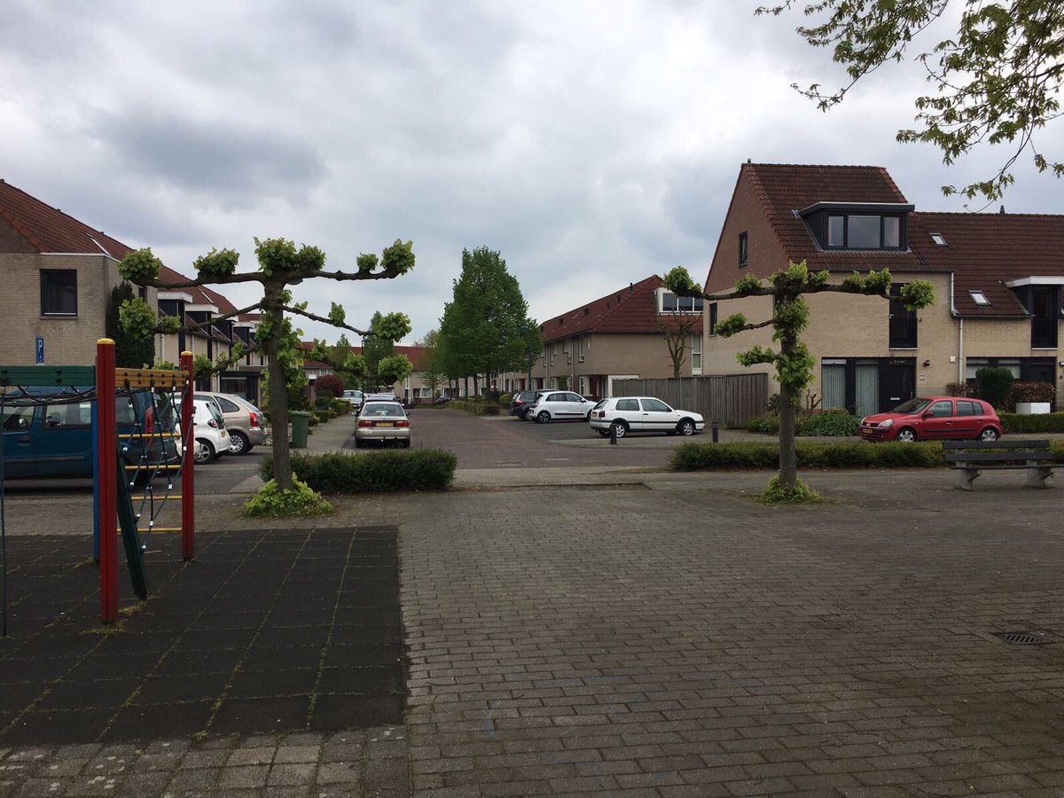 makelaarsvannu's tweet photo. Weer twee nieuwe woningen in de verkoop. Beide woningen in V'hoven dorp. Ook allebei een vraagprijs van 250k. https://t.co/b33BBOAjl6