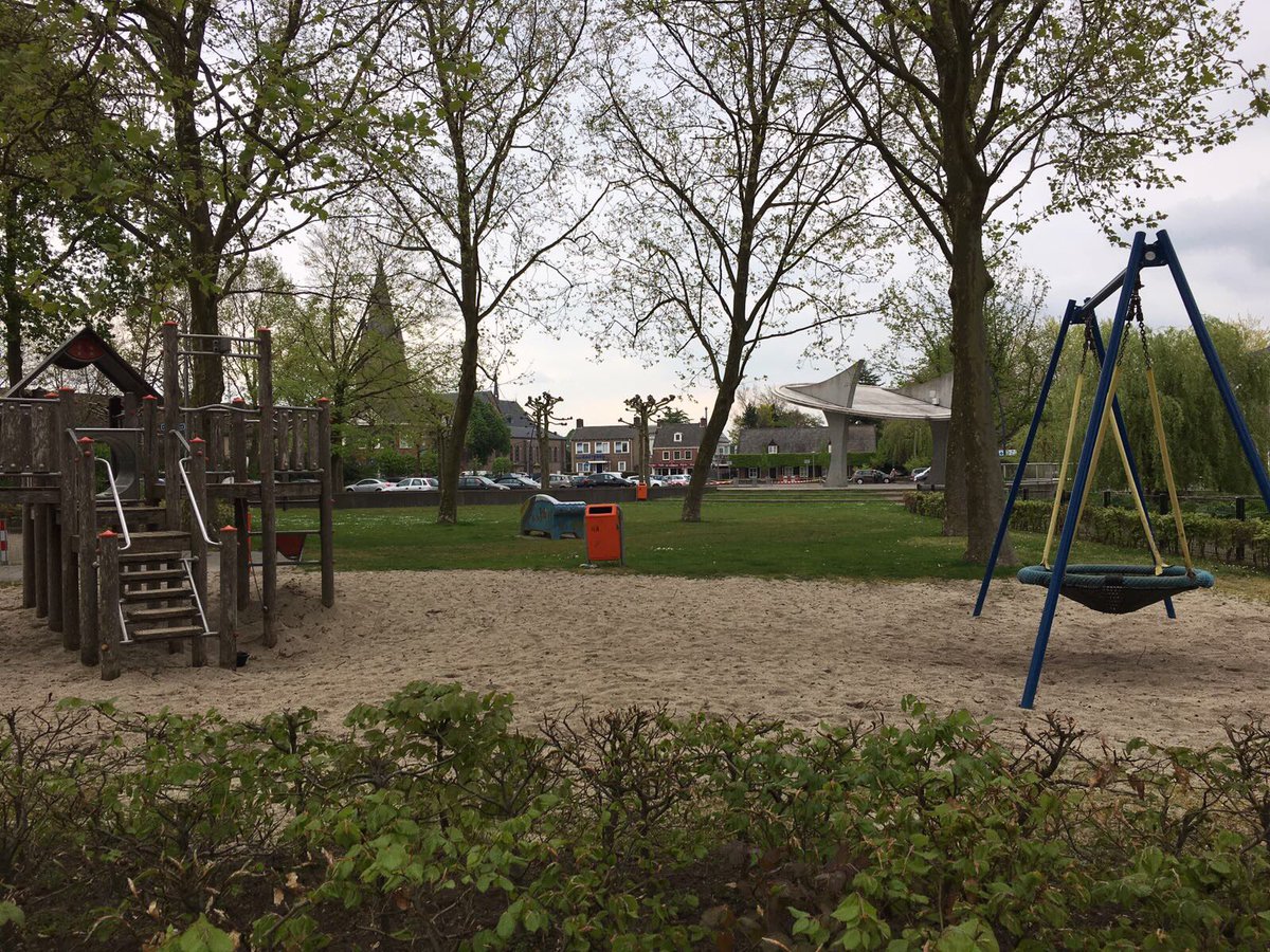 makelaarsvannu's tweet photo. Weer twee nieuwe woningen in de verkoop. Beide woningen in V'hoven dorp. Ook allebei een vraagprijs van 250k. https://t.co/b33BBOAjl6