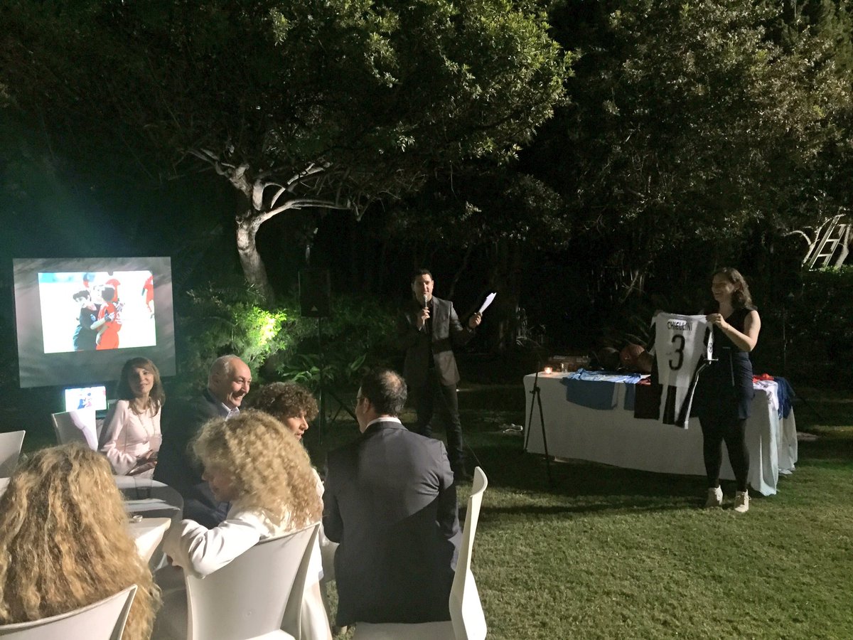 nicmann84's tweet photo. Grazie alla generosità di @chiellini straordinaria raccolta fondi per il progetto di beneficenza del @PeresCenter #sport #charity #italy https://t.co/H5nUxZLkal