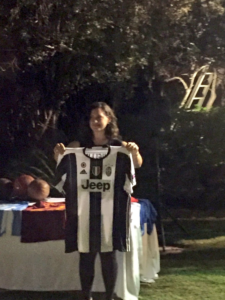 nicmann84's tweet photo. Grazie alla generosità di @chiellini straordinaria raccolta fondi per il progetto di beneficenza del @PeresCenter #sport #charity #italy https://t.co/H5nUxZLkal