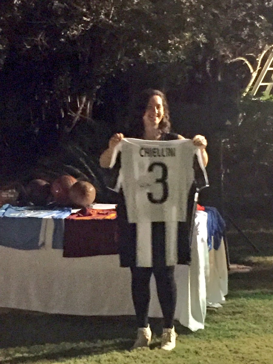 nicmann84's tweet photo. Grazie alla generosità di @chiellini straordinaria raccolta fondi per il progetto di beneficenza del @PeresCenter #sport #charity #italy https://t.co/H5nUxZLkal