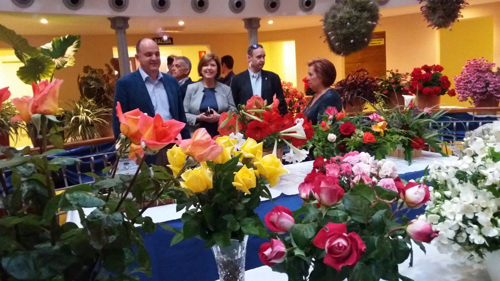 vmaritorres's tweet photo. Un paseo por las ferias, un paseo por #Maig2017. Ambiente de fiesta en #SantaEulària. Veniu tots a Maig! https://t.co/jD90HdFycw