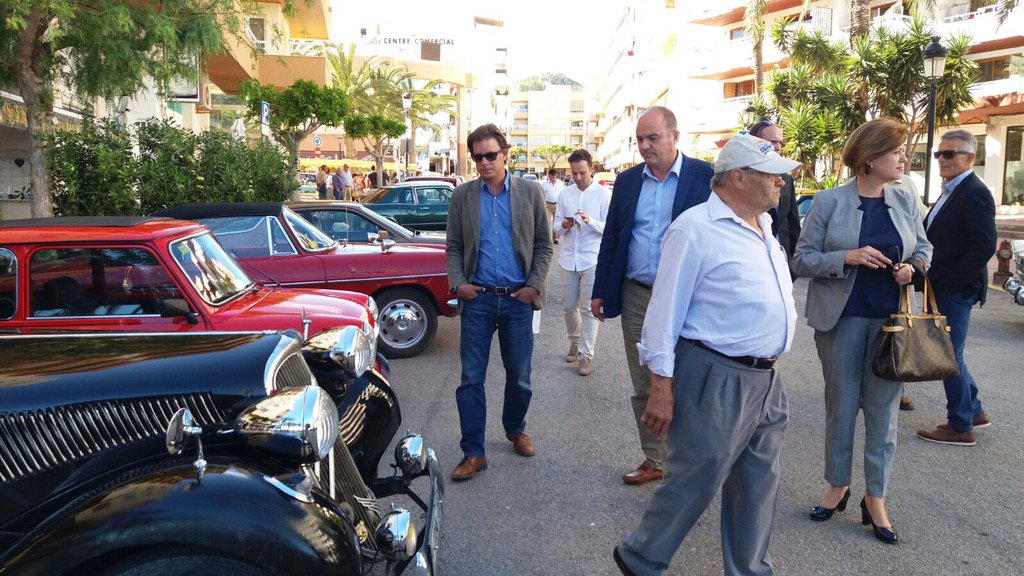 vmaritorres's tweet photo. Un paseo por las ferias, un paseo por #Maig2017. Ambiente de fiesta en #SantaEulària. Veniu tots a Maig! https://t.co/jD90HdFycw